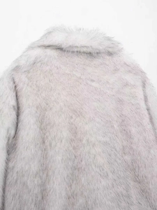 Détail de la texture de fausse fourrure épaisse et du col sur un manteau dégradé