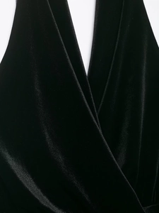 Dettaglio dell'elegante scollatura a V in velluto nero con trama di tessuto lussuosa