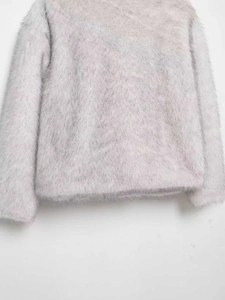 Gros plan sur la texture en fausse fourrure douce et les détails à poils longs du manteau