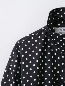 Detaillierte Nahaufnahme des Stehkragens und der gepunkteten Textur dieser Seersucker-Jacke