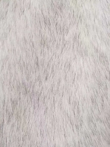 Vue macro d'un matériau en fausse fourrure dégradée montrant une texture à poils longs