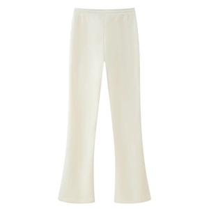 Détail du pantalon évasé blanc cassé pour femme avec taille haute et texture en maille