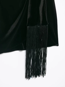 Dettaglio ravvicinato del velluto nero premium e delle eleganti nappe decorative