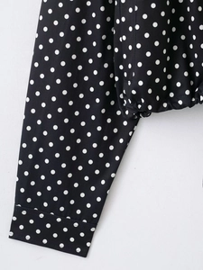 Detailansicht der Polka-Dot-Jacke mit elastischem Saum und gesteppten Ärmelbündchen