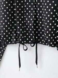 Detail des verstellbaren Kordelzugs mit Metallenden an der Polka-Dot-Seersucker-Jacke