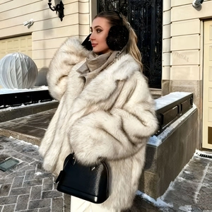 Manteau long en fausse fourrure pour femme dégradé gris clair et blanc pour l'hiver chic