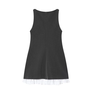 Robe courte sans manches gris foncé avec ourlet à volants blancs et fermeture éclair dos