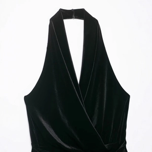 Elegante abito in velluto nero con scollo all'americana e profondo scollo a V incrociato