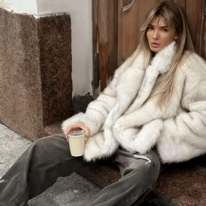 Manteau en fausse fourrure pour femme blanc crème avec grand revers et coupe ample chic