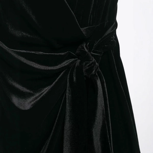 Elegante mini abito in velluto nero con nodo in vita e raffinati dettagli a pieghe
