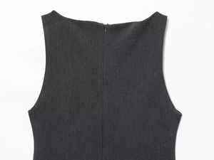 Détail du dos d'une robe sans manches gris foncé avec fermeture éclair invisible