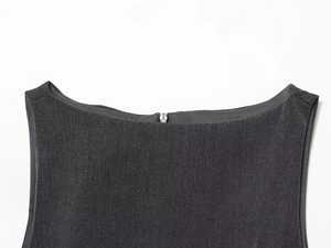 Détail d'une mini robe grise avec encolure ronde et fermeture éclair métallique au dos