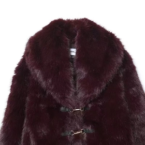 Veste courte en fausse fourrure bordeaux avec boucle mors dorée et large col pour femme