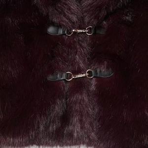 Veste en fausse fourrure bordeaux avec lanières en cuir noir et fermoirs dorés chic