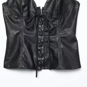 Top a corsetto sexy in ecopelle nera con lacci frontali e chiusura a zip