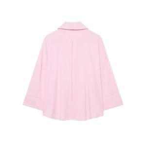 Vista posteriore di una camicia rosa chiaro ampia con pieghe sul retro e spalle scese