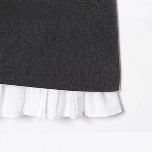 Robe courte gris foncé avec ourlet à volants blancs et tissu sergé texturé élégant