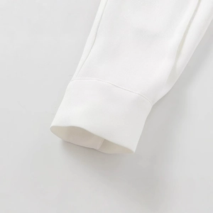 White textured crepe shirt with shoulder pads and classic cuffs for a stylish autumn look