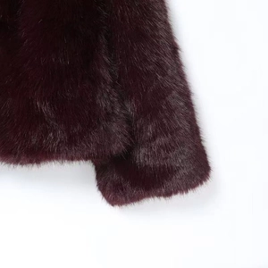 Gros plan détaillé montrant la texture dense et brillante de la veste en fourrure