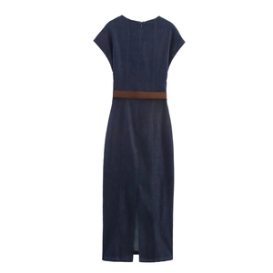 Robe en jean bleu foncé avec manches courtes et ceinture marron, vue de dos à plat