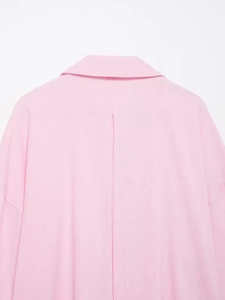 Dettaglio camicia in lino rosa chiaro con colletto e piega piatta sul retro