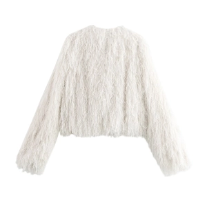 Veste courte en fausse fourrure blanche avec texture plumeuse et col rond au style minimaliste