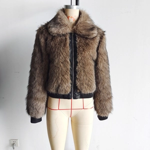 Detail einer braunen Pelzimitatjacke mit schwarzen Lederbesätzen und Metallreißverschluss
