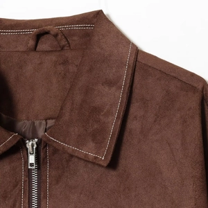 Giacca di camoscio marrone con cuciture bianche a contrasto e zip in metallo argento