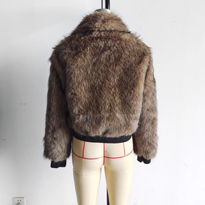 Rückansicht der braunen Pelzjacke mit schwarzen Rippbündchen an Ärmeln und Saum