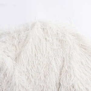 Veste en fausse fourrure blanche pour femme avec texture plumeuse et design élégant