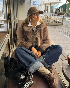 Detail einer braunen Pelzimitatjacke mit dicker Textur und Premium Streetstyle Optik