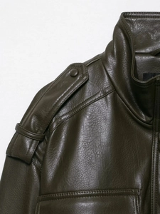 Détail d'une veste en cuir vert olive avec épaulettes et col montant texturé chic