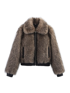 Detail einer braunen Kunstpelzjacke mit großem Revers und schwarzen Rippbündchen