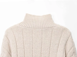Detalle de cárdigan de punto beige con cuello alto acanalado y textura de alta calidad