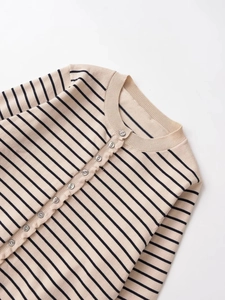 Détail du cardigan rayé beige avec col rond et petits boutons gris de qualité