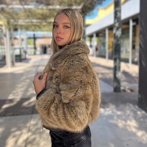 Kurze braune Kunstpelzjacke mit Farbverlauf und flauschiger Textur für Damen im Winter