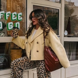 Cappotto corto classico in lana giallo crema doppiopetto con ampi rever e stile urbano