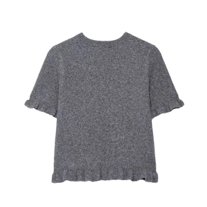 Top in maglia grigio scuro a maniche corte con bordi decorativi a volant su sfondo bianco