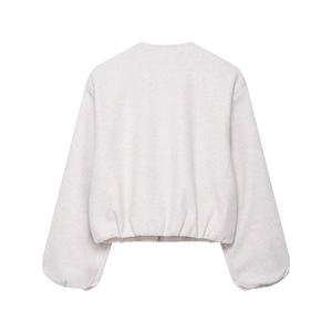 Détail du dos d'un blouson aviateur gris clair en polaire avec manches bouffantes et ourlet