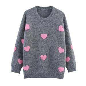 Maglione grigio a girocollo con cuori rosa e silhouette morbida in maglia