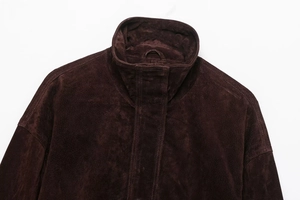 Dettaglio della giacca in pelle scamosciata marrone scuro con colletto alla coreana