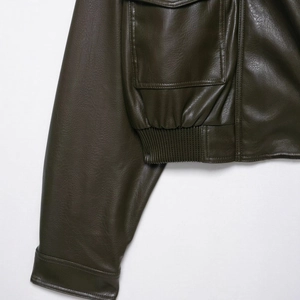 Veste courte en similicuir vert olive foncé avec poches et ourlet côtelé