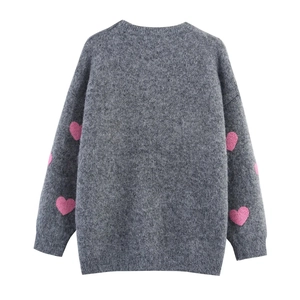 Elegante maglione grigio in maglia con motivi a cuore rosa sulle maniche e girocollo