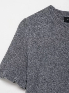 Dettaglio macro della trama del maglione in maglia grigio scuro con fibre di lana