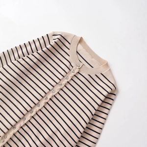 Gilet en maille rayée pour femme avec col rond et boutons en coloris abricot et noir