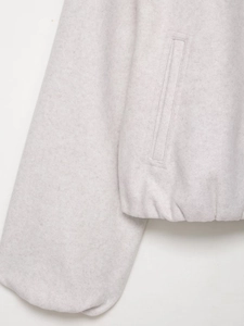 Détails du bomber en polaire gris clair avec poignets, poches et coutures de l'ourlet