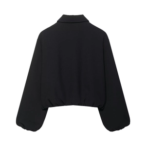 Vue arrière d'une veste matelassée noire avec ourlet et poignets élastiques sur blanc
