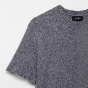 Elegante maglione grigio a maniche corte in morbido misto mohair con classico scollo a giro