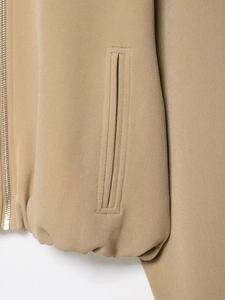 Détail de la doudoune kaki avec fermeture éclair en métal et ourlet élastique chic