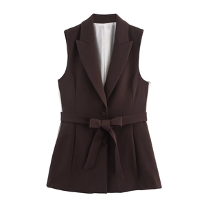 Veste blazer sans manches marron foncé avec ceinture et rayures latérales sur fond blanc
